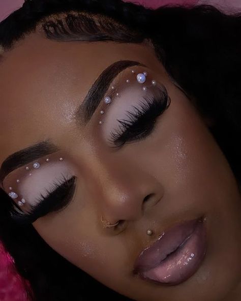 Makeup Looks With Diamonds, Christmas Simple Makeup, Makeup Ideas Douyin, Baby Shower Makeup Ideas, Beabadoobee Makeup, 2000 Makeup, Nail Ideas Christmas, Make Up For Black Women, Nail Designs Christmas