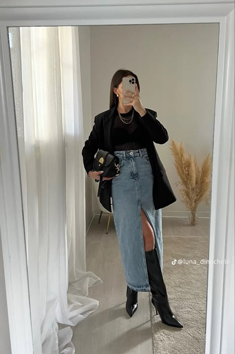 Winter Jean Skirt Outfits, Denim Skirt With Boots, Denim Skirt Outfit Ideas, Midi Jeans, Denim Skirt Outfits, Corporate Fashion, Winter Fashion Outfits Casual, Long Denim Skirt, Uni Outfits