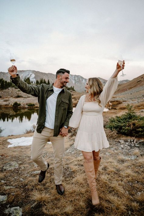 Engagement Shoot Locations in Colorado // Colorado Elopement Photographer - When it comes to capturing your love story in the stunning landscapes of Colorado, the possibilities are endless for breathtaking mountain views You’ll find ideas for Boulder, Colorado engagement photos, mountain engagement ideas, engagement photos ideas unique, and couples photos outfits. See more Colorado elopements or intimate micro weddings at jessicaluannphoto.com Mountain Photo Shoot Outfit, Engagement In Mountains, Engagement Photos Outfits September, Engagement Photos In Colorado, Engagement Photo Color Schemes, Engagement Photo Mountains, Engagement Photos In The Mountains, Engagement Photos Colorado, Mountain Engagement Photos Outfit