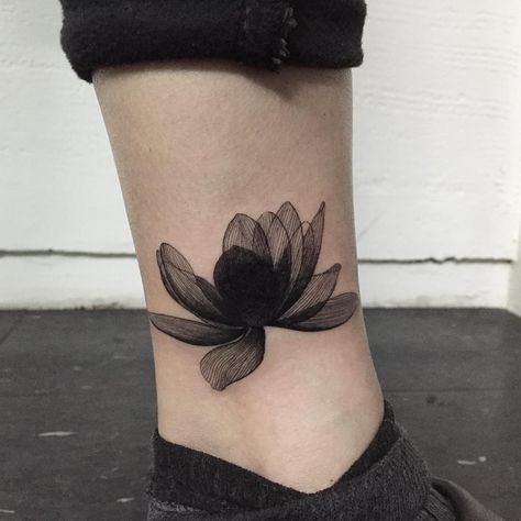 Cover up tattoo Tatuaje Cover Up, Tato Paha, Disney Tattoo, Geometric Tattoos, Tiny Tattoo, Tattoo Girls, Tattoo Cover, Lotus Tattoo, Diy Tattoo