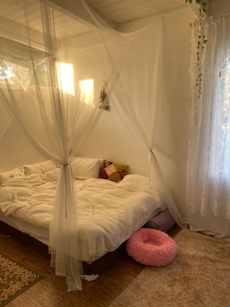 Canopy floor bed cozy Bed On Floor With Canopy, Low Bedroom Ideas Floor Beds, Teen Floor Beds, Dream Bedroom Canopy Bed, Floor Bed Inspo Aesthetic, Room With Only Mattress, Room Ideas For Queen Size Bed, Room Inspo Mattress On Floor, Big Canopy Bed