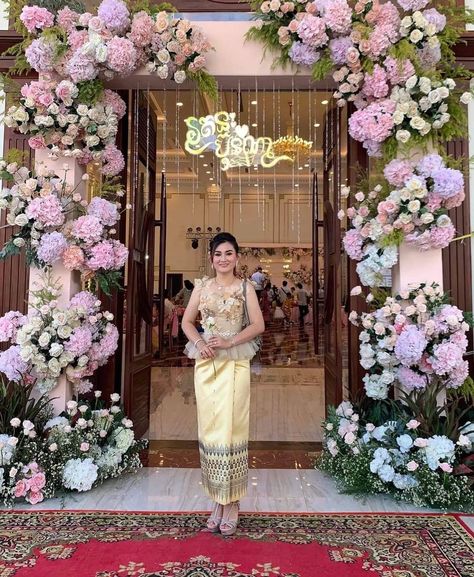 Floral Entryway Wedding, Entry Door Flower Decoration, Home Entrance Decor Luxury, Entrance Arch Wedding, Wedding Swings, Entrance Pathway, Dekor Akad, Entry Arch, Wedding Dais