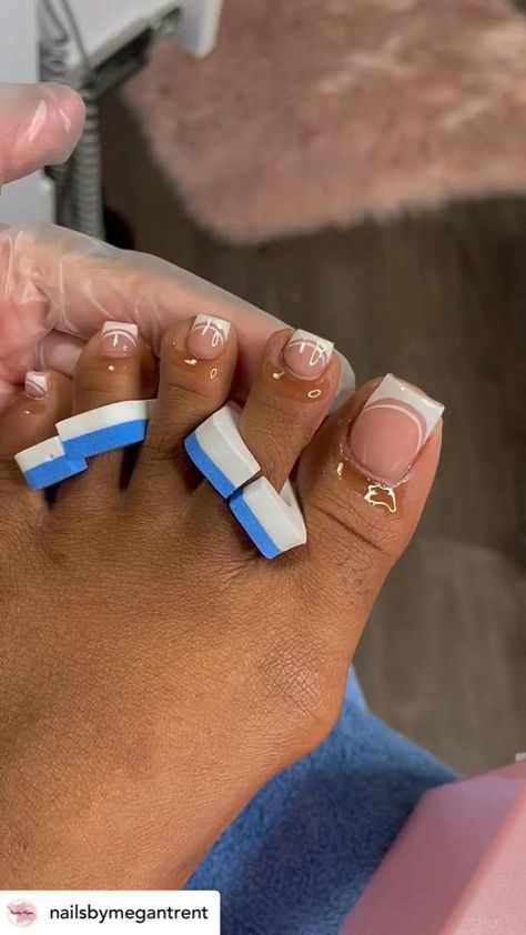 Nails Bday, Baddie Short Acrylic Nails, Baddie Toe Nails, Pedicured Toes, Pedicure Designs Toenails, Gel Toe Nails, Acrylic Toes, Acrylic Toe Nails, Toe Nail Color