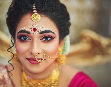 10+ Bengali Bridal Kumkum/ Chandan Designs That Are Khuba Sundara! | WedMeGood Kumkum Design, Forehead Design, Kalka Design, Kolka Design, Bindi Designs, Face Pic, Amazing Dp, Indian Bride Makeup, Bengali Bridal Makeup