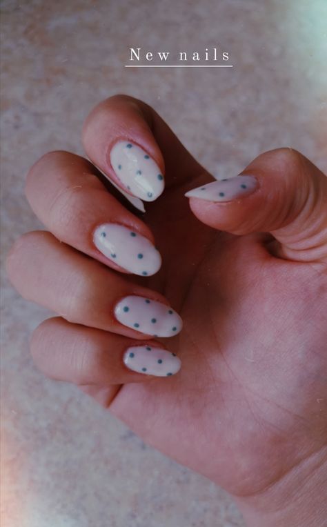 minimalist nail design Minimal Nail Design Short Nails, Green Dot Nails, Green Polka Dot Nails, Simple Dot Nail Art, White Polka Dot Nails, Minimalist Nail Design, Dot Nails, Minimalist Nail, Minimalist Nail Art