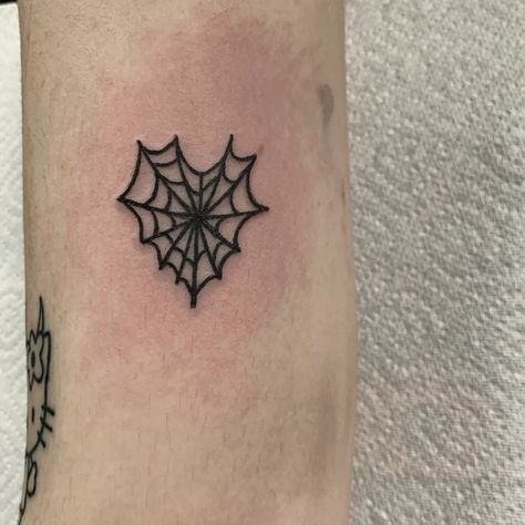 Tattoo Ideas Small Hand, Heart Cobweb, Heart Tattoo Aesthetic, Y2k Tattoo, Gotik Tattoo, Spiderman Tattoo, Stick Poke Tattoo, Halloween Heart, Grunge Tattoo