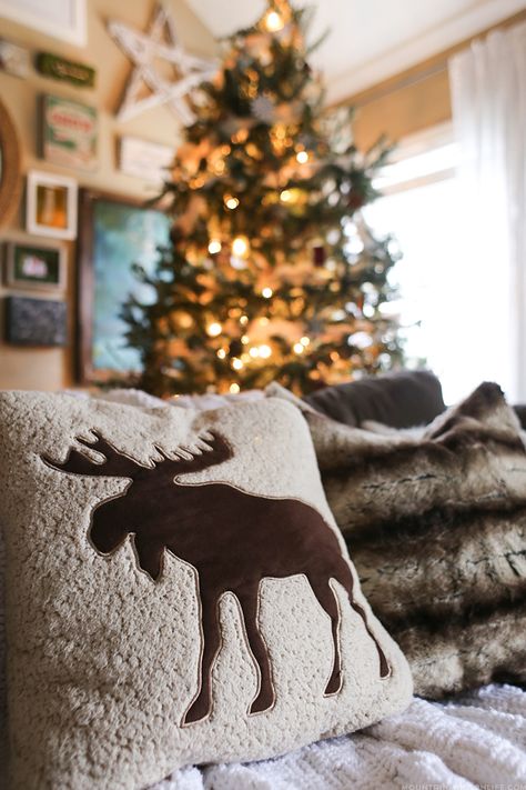 Come see how we decked out our home for the holidays with our cozy Christmas home decor! MountainModernLife.com Lodge Christmas Decor, Cozy Christmas Home, Cabin Christmas Decor, Christmas Lodge, Cabin Christmas, Real Christmas Tree, Lodge Decor, Home For The Holidays, Christmas Home Decor