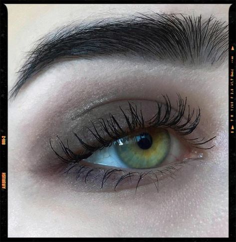 Dark Academia Makeup Idea Smokey Eye For Green Eyes, Black Eyeshadow Palette, Dark Academia Makeup, Academia Makeup, Tired Look, Donghua Anime, Grey Eye Makeup, Smudged Makeup, Dark Makeup Looks