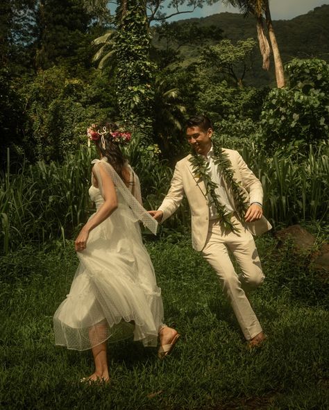 Let’s run away and get married in Hawaii… 💍🍃 Booking elopements/weddings for 2025/2026 💌 #hawaiiphotographer #hawaiiphotography #hawaiielopements #hawaiielopementphotographer #hawaiiwedding #hawaiiweddingphotographer #oahuweddingphotographer #couplephotos #hawaii #oahu #bigisland #maui #kauai Haku Lei With Veil, Vintage Hawaii Wedding, Hawaii Wedding Photos, Hawaii Farm, Tongan Wedding, Married In Hawaii, Elopement Hawaii, Wedding Hawaii, Hawaii Photography