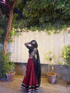 Indian Outfit Poses, Desi Outfits Aesthetic, Navratri Poses Ideas, Indian Outfits Aesthetic, Navratri Fits, Garba Look, Garba Lehenga, Navratri Outfits, Desi Look