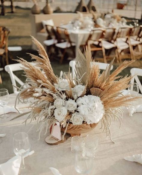 Boho Rose Centerpiece, Round Table Decor Wedding, Engagement Party Centerpieces, Classic Wedding Centerpieces, Boho Centerpiece, Beach Centerpieces, Round Wedding Tables, Centerpiece Inspiration, Rustic Bohemian Wedding