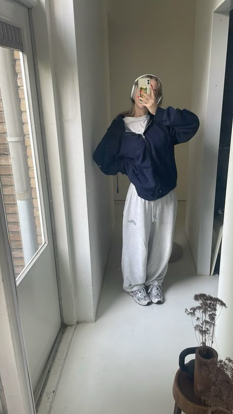 Comfy Baggy Outfits, Baggy Sweatpants Outfit, Hoodie And Sweatpants Outfit, Gray Sweatpants Outfit, Tomboy Stil, Pakaian Hipster, Tomboy Outfit, Boyish Outfits, Jogging Outfit