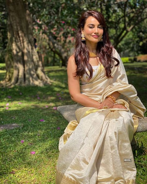 Surbhi Jyoti is making heads turn with her glamorous pictures Onam Outfits, Qubool Hai, Surbhi Jyoti, Mouni Roy, Kerala Saree, South Indian Sarees, Indian Look, Bollywood Outfits, Simple Sarees