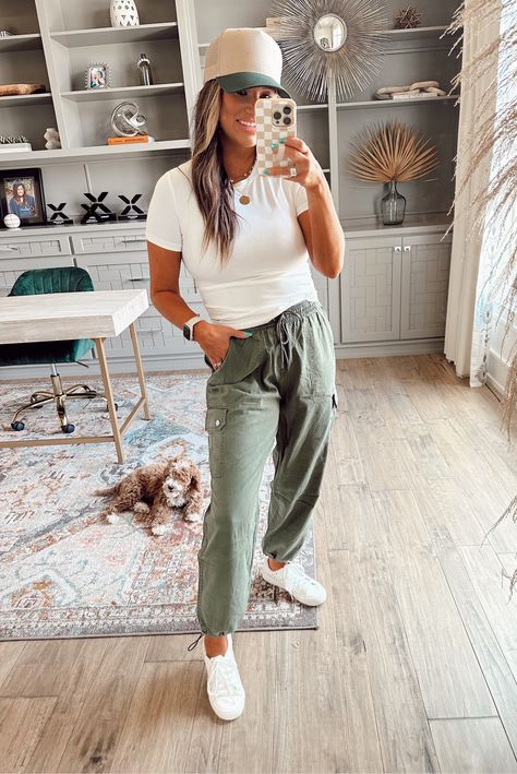 Green Jogger Cargo Pants Outfit, Cute Casual Jogger Outfit, Cool Rainy Day Outfit Summer, Green Jogger Pants Outfit Women, Women’s Cargo Jogger Outfits, Outfits With Green Joggers, Green Cargo Joggers Outfit Women, Summer Zoo Outfit Casual, Women’s Joggers Outfit