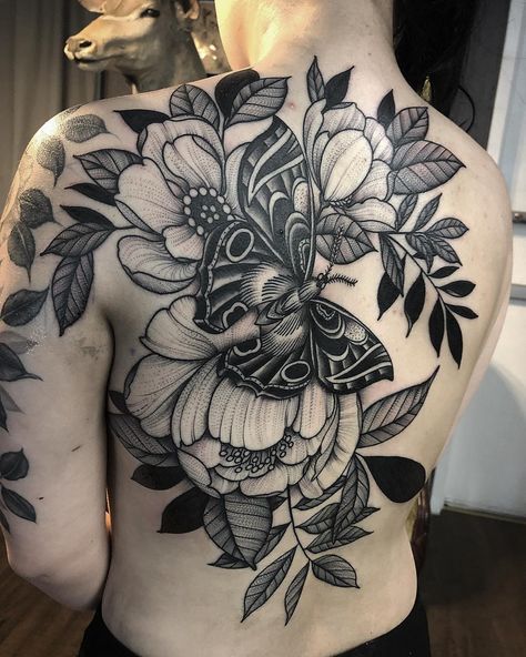 White Flower Tattoo, White Flower Tattoos, Black And White Flower Tattoo, Black Flowers Tattoo, Tato Dada, Backpiece Tattoo, Dekorasi Halloween, Back Piece Tattoo, Pieces Tattoo