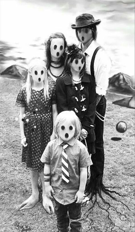 Creepy Family Photos, Pierrot Clown, Creepy Faces, Eye Contacts, Creepy Photos, The Boogeyman, Creepy Horror, Creepy Pictures, Ange Demon