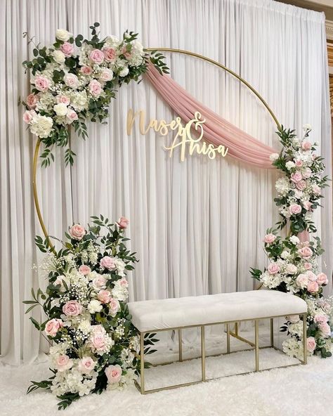 Decorating Walls For Wedding Reception, Engagement Backdrop Ideas Simple, Engagement Party Ideas Indian, Circle Backdrop With Flowers, Dekor Engagement Simple, Engagement Decorations Backdrop, Simple Backdrop Wedding, Engagement Ideas Decoration, Simple Intimate Wedding Ideas