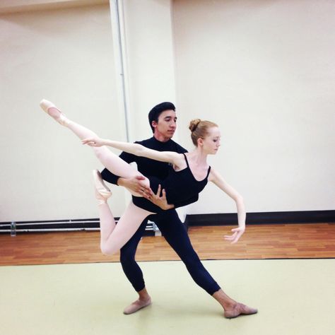 Pas De Deux (fish) Ballet Lifts Couples, Ballet Partner Poses, Ballet Lifts, Dance Lifts, Partner Dancing, Duo Poses, Ballet Positions, Gymnastics Stretches, Ballet Academy