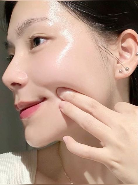 Clear Glowy Skin Aesthetic Korean, Asian Clear Skin, Shiny Skin Glow, Korean Glass Skin Aesthetic, Asian Glass Skin, Clear Glass Skin Aesthetic, Soft Skin Aesthetic, Glass Body Skin, Smooth Skin Aesthetic