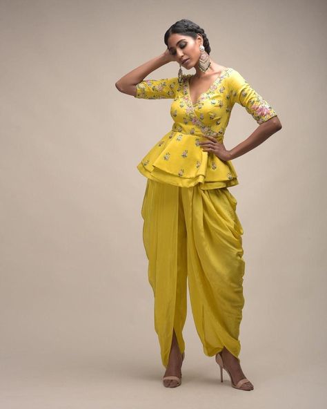 We have curated some head-turning Haldi dresses for you to serve the looks. Take notes & bookmark the ones you love most to own the Haldi ceremony like a queen B! Unique Haldi Outfits For Bride, Dress For Haldi Function, Haldi Dress For Bride, Haldi Decoration, Ceremony Outfit, Haldi Ceremony Outfit, Sleeveless Blouse Designs, Haldi Dress, Peplum Design