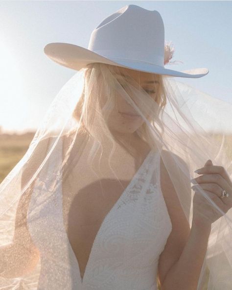 Bride Cowgirl Hat With Veil, Cowgirl Hat Wedding Veil, Cowgirl Hat Wedding, Cowgirl Hat With Veil, Cowboy Hat Bride, Balloon Photoshoot, Wedding Dress Timeless, Veil Wedding Dress, Cowgirl Bride