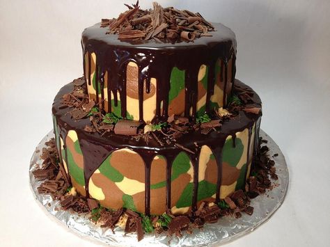 Camo Grooms Cake for Shaun, id add some beer cans and Grizzly cans and it would be perfect. Probably make it a sheet cake too! Easy Diy Hunting Cake, Easy Hunting Cake, Camo Cakes For Men, Camo Desserts, Camo Cake Ideas, Camo Cakes For Boys, Camoflauge Cake, Camo Grooms Cake, Camo Decorations