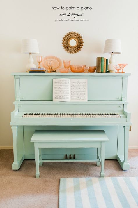 How to paint a piano with chalkpaint Whimsical Living Room, Blue Piano, Painted Pianos, Not Musik, Old Pianos, Hijau Mint, Piano Room, Nordic Interior, Chalk Paint Furniture