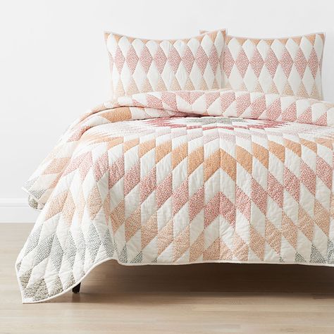 Traditional Americana Patchwork Printed Quilt | The Company Store Quilt Patterns 4 Fabrics, Modern Quilt Simple, King Sized Quilt Patterns, Accuquilt Quilt Patterns, Neutral Quilt Patterns Muted Colors, Pink Floral Quilt, Simple Quilting Designs For Beginners, Modern Patchwork Quilt, Pig Quilt Pattern