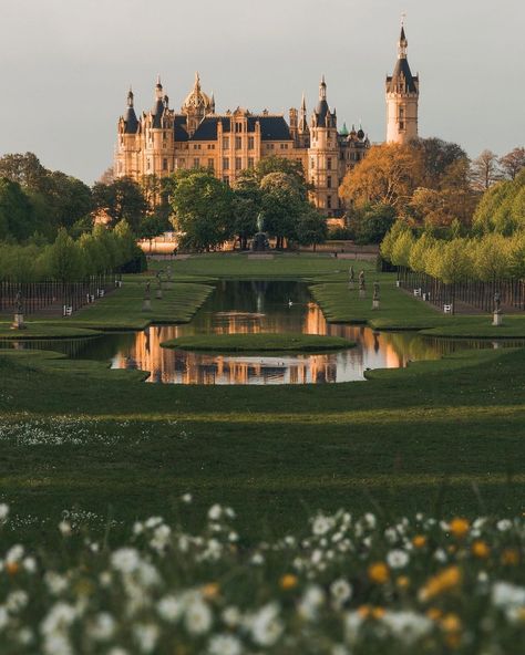 gk (@gaby_sn_) • Instagram photos and videos Royal Castle Aesthetic, Schwerin Castle, Castle Vibes, Spanish Castle, Castle Grounds, Castle House Design, Estilo Rory Gilmore, Real Castles, Royal Castle