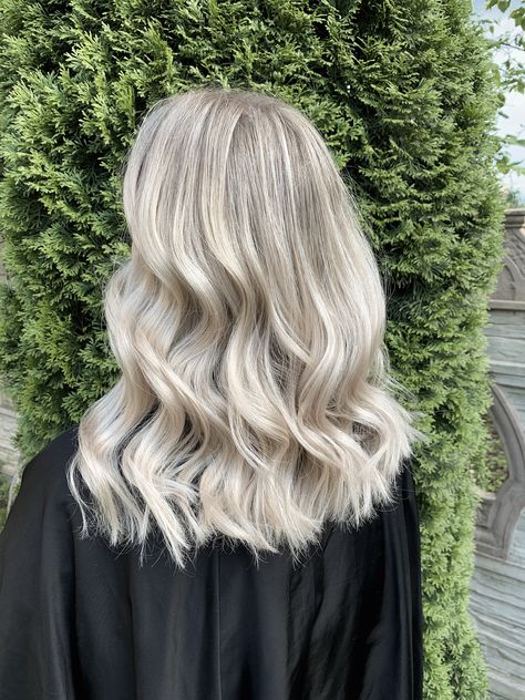 White Blonde Medium Length Hair, Ashy Ice Blonde Hair, Platinum With Dimension, White Blonde Babylights, Cool Tone Blondes, Light Platinum Blonde Hair, Blonde Hair Color Ideas Cool Tones, Ashy Light Blonde Hair, White Sand Blonde Hair