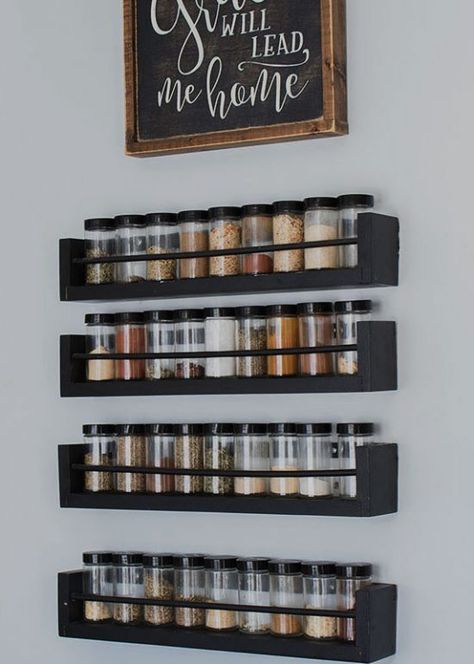 Potinhos compridinhos Reka Bentuk Dapur, Mounted Spice Rack, Spice Rack Organization, Koti Diy, Interior Dapur, Desain Pantry, Kitchen Spice Racks, تصميم داخلي فاخر, Desain Furnitur Modern