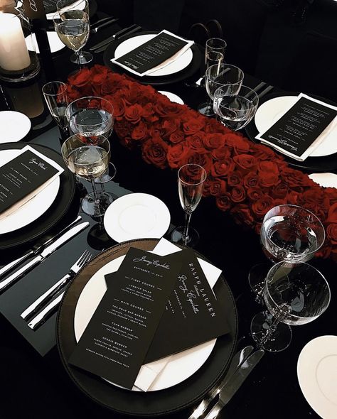 Dark Wedding Theme, Dinner Party Table Settings, تصميم الطاولة, Red Wedding Theme, Dinner Party Decorations, Tafel Decor, Birthday Dinner Party, Dinner Party Table, Party Table Settings