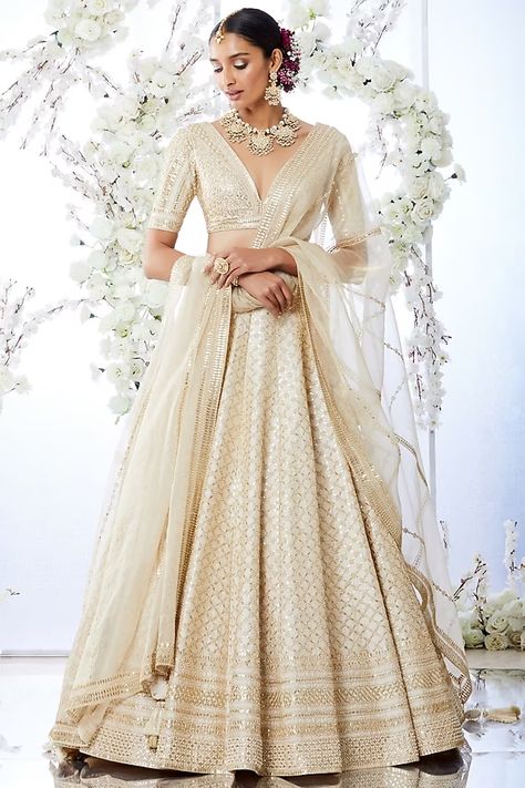 Ivory Gota Patti Embroidered Lehenga Set Design by Seema Gujral at Pernia's Pop Up Shop 2022 White Bridal Lehenga, Gota Patti Lehenga, Seema Gujral, Gold Lehenga, Pengantin India, White Lehenga, Gaun Fashion, Organza Dupatta, Silk Lehenga