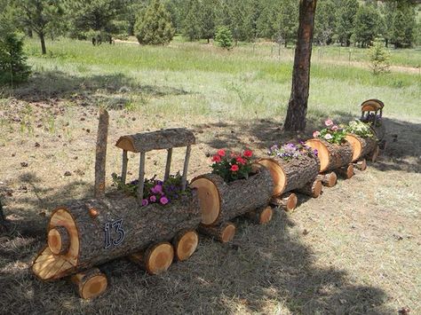 Log Train Planter with Flowers Wood Log Crafts, Log Planter, Jardim Diy, Diy Raised Garden, Raised Garden Beds Diy, Wooden Log, Garden Crafts, Diy Garden Decor, Raised Garden Beds