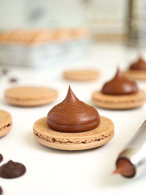 Chocolate Filling For Macarons, Chocolate Ganache Macarons, Macaroon Ganache Filling, Chocolate Filling For Cookies, Chocolate Ganache Macaron Filling, Maccarone Filling Recipe, Macaron Ganache Recipe, Best Macaron Filling, Fillings For Macarons