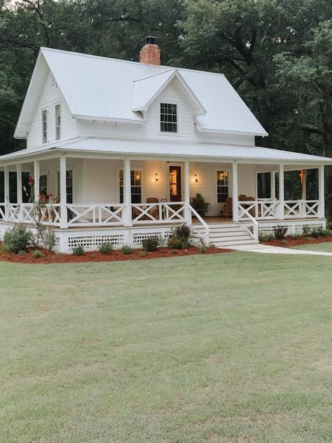 Old Style Farmhouse Exterior, American Farmhouse Exterior, Old Farmhouse Renovation, Farm House Plans, White Farmhouse Exterior, Casas Country, Farmhouse Backyard, Wraparound Porch, Rustic Homes