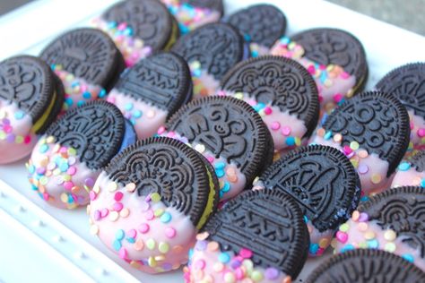 Decorated Oreos, Oreo Treats, Candy Wafers, Chocolate Dipped Treats, Oreo Cookies Dipped, Chocolate Dipped Oreos, Dipped Oreos, Dipped Cookies, Chocolate Covered Treats