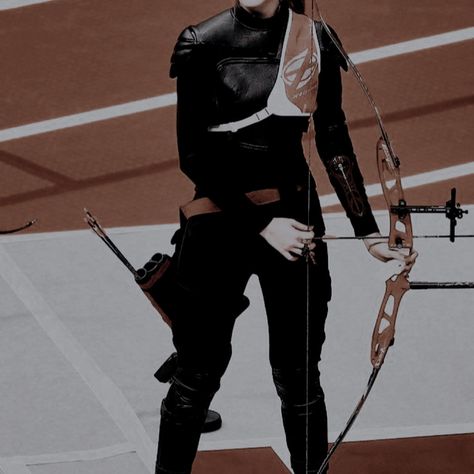 Modern Archery Aesthetic, Archery Women Aesthetic, Extracurricular Aesthetic, Archery Girl Aesthetic, Archery Couple, Archery Aesthetic Female, Archery Aesthetic Modern, Archer Clothes, Archery Outfit