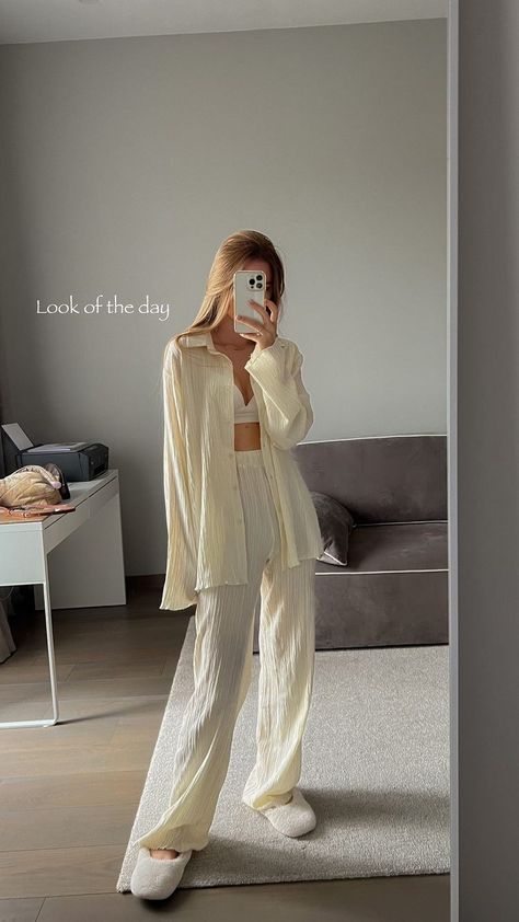 2 Piece Outfits For Women, Women Wide Leg Pants, Elegant Outfit Classy, Long Trousers, Foto Ideas Instagram, Fashion Attire, Casual Chic Outfit, Fashion Mistakes, Outfits For Women