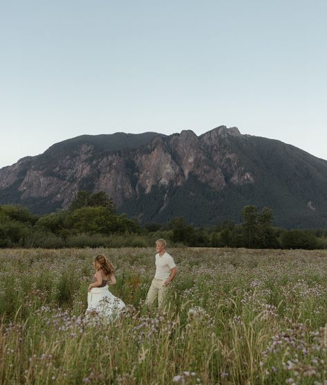 Engagements in the field they are getting married in! Park Shoot, Couple Pic, Vintage Couples, Couples Shoot, My Kind Of Love, Couple Photoshoot Poses, Picnic In The Park, Couple Photoshoot, Diy Clay Crafts