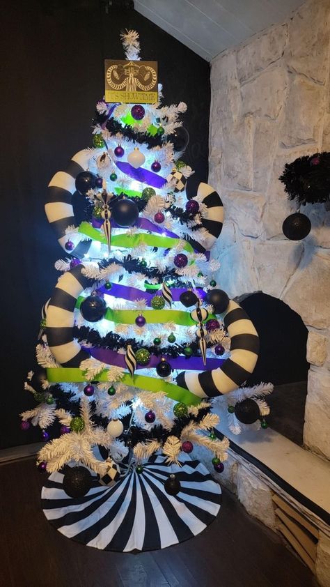 Beetlejuice Christmas tree. Beetlejuice movie part 2. Halloween tree. White Christmas tree. Halloween Christmas tree. Black and white Christmas tree. Gothic Christmas tree. Sandworm Beatle juice. Beetlejuice Christmas Tree, Beetlejuice Christmas, Beetlejuice Decor, Christmas Tree Black And White, Christmas Tree Halloween, Gothic Christmas Tree, Beetlejuice Party, Regular House, Horror Things