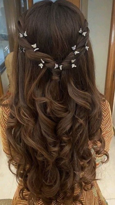 Hairstyles For Masquerade Party, Quinceanera Hairstyles Straight Hair, Easy Quinceanera Hairstyles, Hairstyles For A Quinceanera Guest, Hair For Sweet 16, Girlish Hairstyles On Lehenga, Grade 8 Grad Hairstyles, Peinados Para Xv Años, Rapunzel Prom