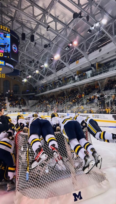 Michigan University Hockey, Umich Hockey Team 101, University Of Michigan Wallpaper, Umich Hockey Wallpaper, Ethan Edwards Michigan, Michigan Hockey Boys, Michigan Hockey Team, Michigan Hockey Wallpaper, College Hockey Aesthetic