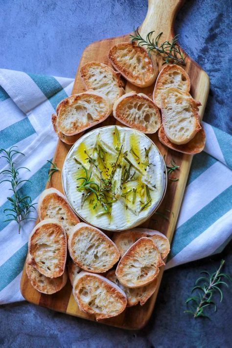 Camembert Starter Ideas, Baked Camembert Platter, Camamber Cheese Baked Recipe, Camembert Board, Camembert Appetizer, Camembert Cheese Recipes, Xmas Starters, Camembert Baked, Cheese Camembert