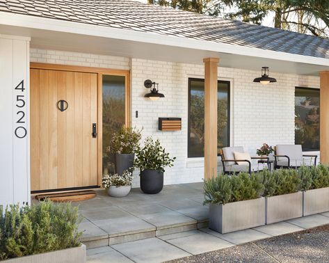 Modern Front Porches, Front Porch Planters, Ranch House Exterior, Porch Planters, Ranch Exterior, Home Exterior Makeover, Modern Ranch, Exterior Makeover, Casa Exterior