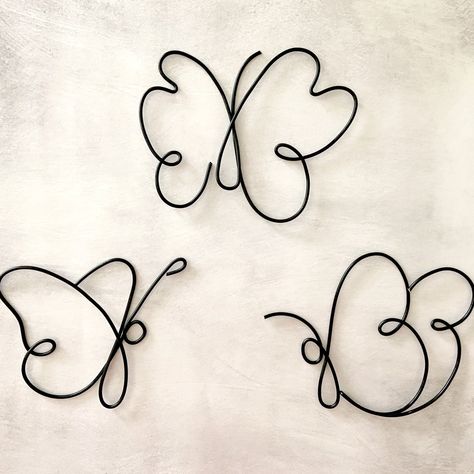 Transform your living space into a captivating sanctuary of natural beauty with our Wire Butterflies Wall Decor Set. This enchanting collection features three stunning butterflies adding a whimsical touch to any room. These wire butterflies seamlessly blend with various interior styles, from modern and minimalist to bohemian and eclectic. Enhance your bedroom, living room, nursery, or even your outdoor space with these versatile wall hangings.Create a captivating display by arranging them togeth Abstract Wire Art, Easy Wire Crafts For Beginners, Wire Art Template, Wire Butterfly Diy, Wire Sculpture Easy, Wire Art Ideas, Wire Butterflies, Wired Art, Metal Wire Sculpture