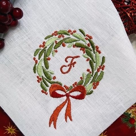 Christmas Embroidery Ideas, Wreath With Red Bow, Embroidering Machine, Embroidery Napkins, Personalized Wreaths, Free Embroidery Patterns, Embroidery Store, Embroidery Christmas, Types Of Embroidery