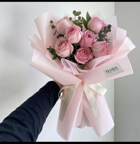 Small Flower Bookey, Small Pink Flower Bouquet, Flower Bookey Ideas, Pink Rose Bouquet Birthday, Bouquet For Mom Birthday, Pink Roses Bouquet Aesthetic, Pink Bouquet Aesthetic, Small Pink Bouquet, Flower Bookey