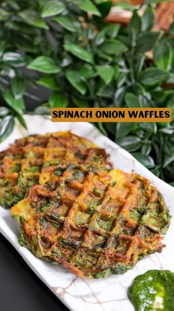 Spinach Waffles, Savory Waffle Recipe, Low Carb Diet Meal Plan, Vegetable Appetizers, Savory Waffles, Mumbai Food, Sweet Potato Spinach, Red Chilli Powder, Healthy Homemade Recipes