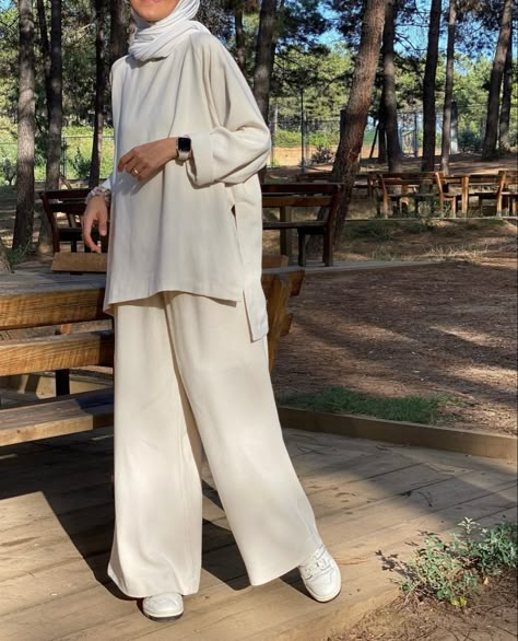 Spring Hijab Outfit Casual, Halal Hijabi Outfits, Modest Islamic Fashion, Hijabi Modern Outfits, Summer Outfit Airport, Hills Outfit Ideas, Nice Modest Outfits, Stylish Outfits For Birthday, Middle East Outfit Woman